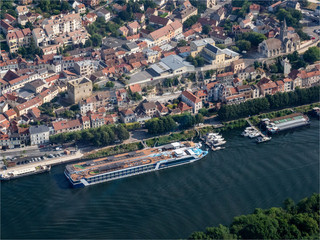vue aérienne de bateaux de croisière sur la Seine à Conflans Sainte Honorine dans les Yvelines...