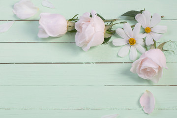 Fototapeta na wymiar white flowers on green wooden backgrund