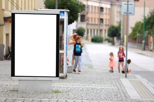 Bilbord Reklamowy W Centrum Miasta, W Tle Dzieci Na Chodniku, Przystanku Autobusowym. 