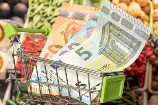 Einkaufswagen, Euro Geld und Lebensmittel