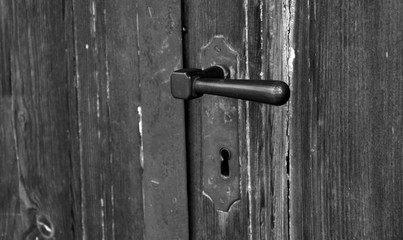 Alte Holztür mit Türklinke - Symbol in Schwarzweiß