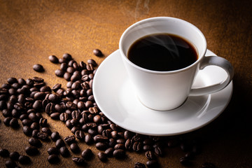 Obraz na płótnie Canvas ホットコーヒーとコーヒー豆