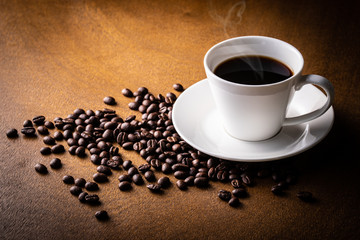 ホットコーヒーとコーヒー豆