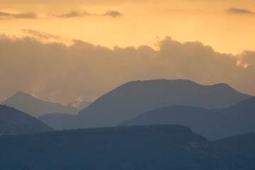 paysage hautes alpes à l'aube