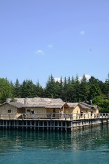 Fototapeta premium Macédoine du Nord : Baie des Os et musée de la baie de la baie d’Ohrid (région d’Ohrid)