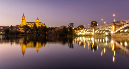 Obraz premium Vista nocturna de Salamanca, España