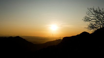 puesta de sol entre montañas