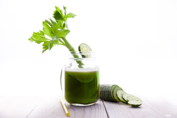 Agua detox de apio con pepino, dieta purificante para perder peso