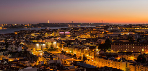 Fototapeta na wymiar Lisboa al anochecer desde el miradouro da Nossa Senhora do monte