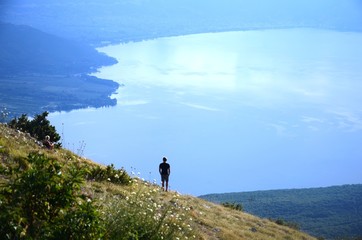 Mac&eacute;doine du Nord : Vue sur les lacs Ohrid et Prespa depuis le parc national de Galicica et chapelle Saint-Georges (Localit&eacute; de Baba)