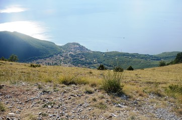 Macédoine du Nord : Vue sur les lacs Ohrid et Prespa depuis le parc national de Galicica et chapelle Saint-Georges (Localité de Baba)