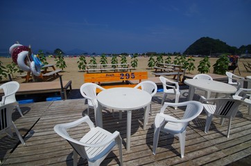 海水浴場のテーブルとベンチ