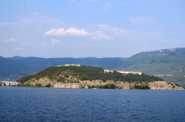 Fototapeta na wymiar Macédoine du Nord : traversée du lac d’Ohrid de Struga vers Lagadin en passant par le port d’Ohrid
