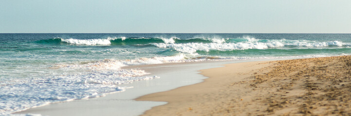 Fototapeta na wymiar Waves on turquoise ocean, panorama