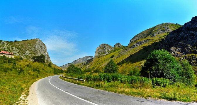 landscape in the Valisoara gorge