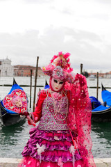Fototapeta na wymiar Frau mit traditioneller venezianischer Maske, Portrait, Karneval in Venedig, Venetien, Italien