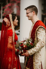 Obraz premium Good and happy Hindu bride and Hindu groom are looking at each other on the day of their wedding