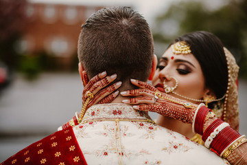 Obraz premium A beautiful bride enjoys staying with her husband on a wedding day