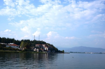 Fototapeta premium Macédoine du Nord : traversée du lac d’Ohrid de Saint-Nahum vers Struga