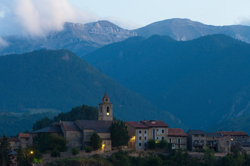 Fototapeta na wymiar Bellver de Cerdaña (Bellver de Cerdanya) con la Sierra del Cadí al fondo