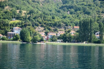 Fototapeta na wymiar Macédoine du Nord : traversée du Lac Ohrid de Lagadin vers le Monastère de Saint-Nahum