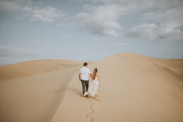 caminando entre dunas. Nuestro amor de verano. Las dunas del amor.