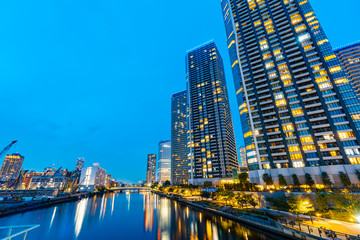 Fototapeta premium 晴海周辺の高層マンションと高層ビル群の夜景