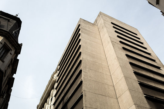 edificio alto sim&eacute;trico visto desde abajo 