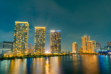 晴海周辺の高層マンションと高層ビル群の夜景