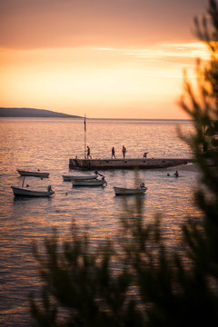 Couch&eacute; de soleil en Croatie au village de Bratus avec des bateaux