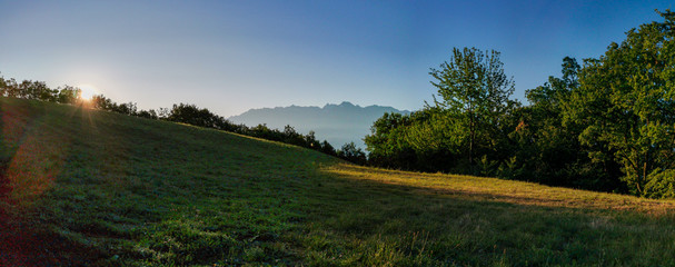 Lever de soleil sur le Bois du Mollard, et les Alpes, Grenoble, France