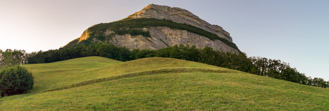 Lueurs du soleil couchant sur le Mont Saint-Eynard, massif de la Chartreuse, Alpes, France