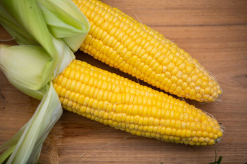 Maiskolben auf Holzbrett