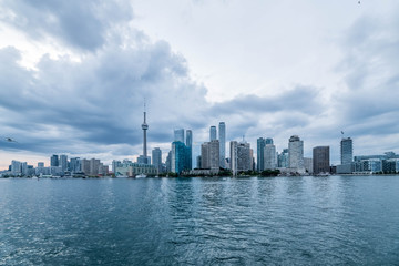 Obraz premium Waterfront view of Toronto City Skyscrapers along with CN Tower, Scarborough districts in summer, a view from Toronto Central Island, Toronto, Ontario, Canada