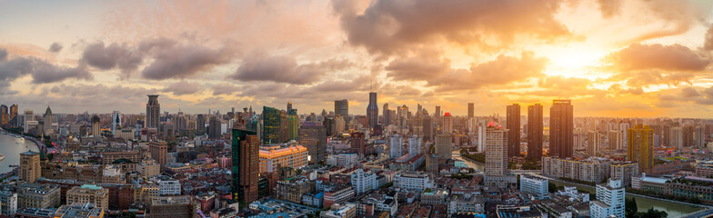 Fototapeta premium Panoramiczny widok na panoramę Szanghaju o zachodzie słońca, Chiny.
