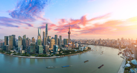 Luchtfoto van de skyline van Shanghai bij zonsondergang, China.