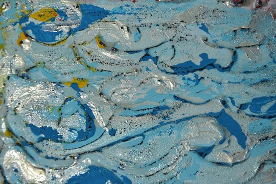Eine struktuierte Acrylmalerei in blau und silber.