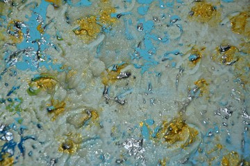 Eine struktuierte Acrylmalerei in einer Farbkombination blau, gold und silber.