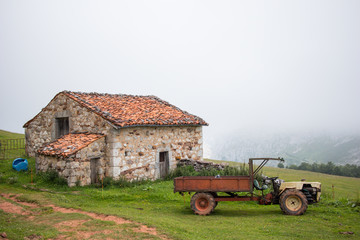 Fototapeta premium Casita de pastores en los picos de europa