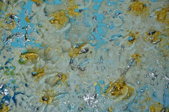 Eine struktuierte Acrylmalerei in einer Farbkombination blau, gold und silber.