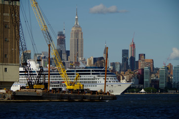 Bauarbeiten auf Baustelle an Holland Tunnel mit Luxus Kreuzfahrtschiff Oceania Cruises auf Hudson...