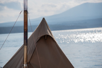 湖畔でキャンプ © shirohige