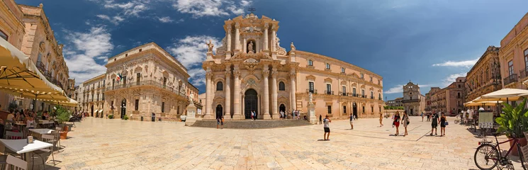 Foto op Plexiglas Sommige toeristen bewonderen de barokke kathedraal in het historische centrum van het eiland Ortigia in Syracuse, op Sicilië, Italië. © serghi8