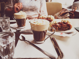 Wiener Apfelstrudel, coffee