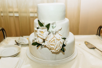 The white cake  decorated with sugar flowers