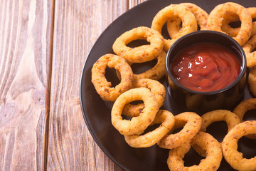 Crunchy fried onion rings and ketchup