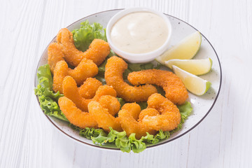 Shrimps in batter with sauce and lime