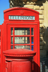 Obraz premium Alte britische Telefonzelle in Valletta. Malta
