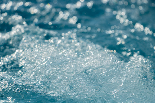 Remou et ressac de la mer, bulle d'air dans l'eau écume dans un jacuzzi © Noble Nature