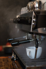 Máquina de café vaporizando 